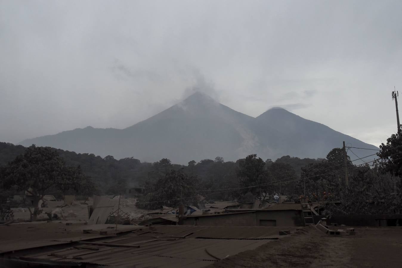 La erupción del volcán de Fuego en Guatemala ha causado al menos una treintena de muertos, aunque la cifra sigue aumentando. Las fuerzas de seguridad y salvamento se han movilizado para salvaguardar a los afectados que se cuentan por miles.