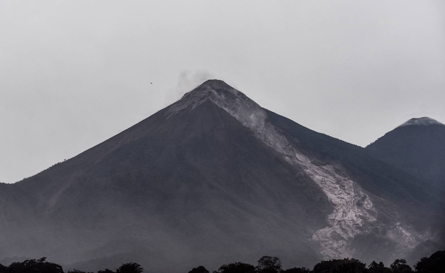 La erupción del volcán de Fuego en Guatemala ha causado al menos una treintena de muertos, aunque la cifra sigue aumentando. Las fuerzas de seguridad y salvamento se han movilizado para salvaguardar a los afectados que se cuentan por miles.