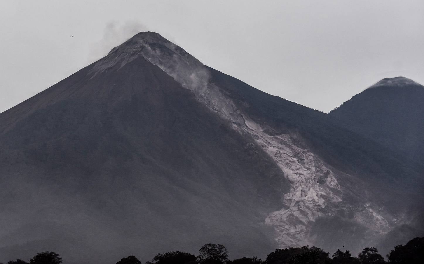 La erupción del volcán de Fuego en Guatemala ha causado al menos una treintena de muertos, aunque la cifra sigue aumentando. Las fuerzas de seguridad y salvamento se han movilizado para salvaguardar a los afectados que se cuentan por miles.