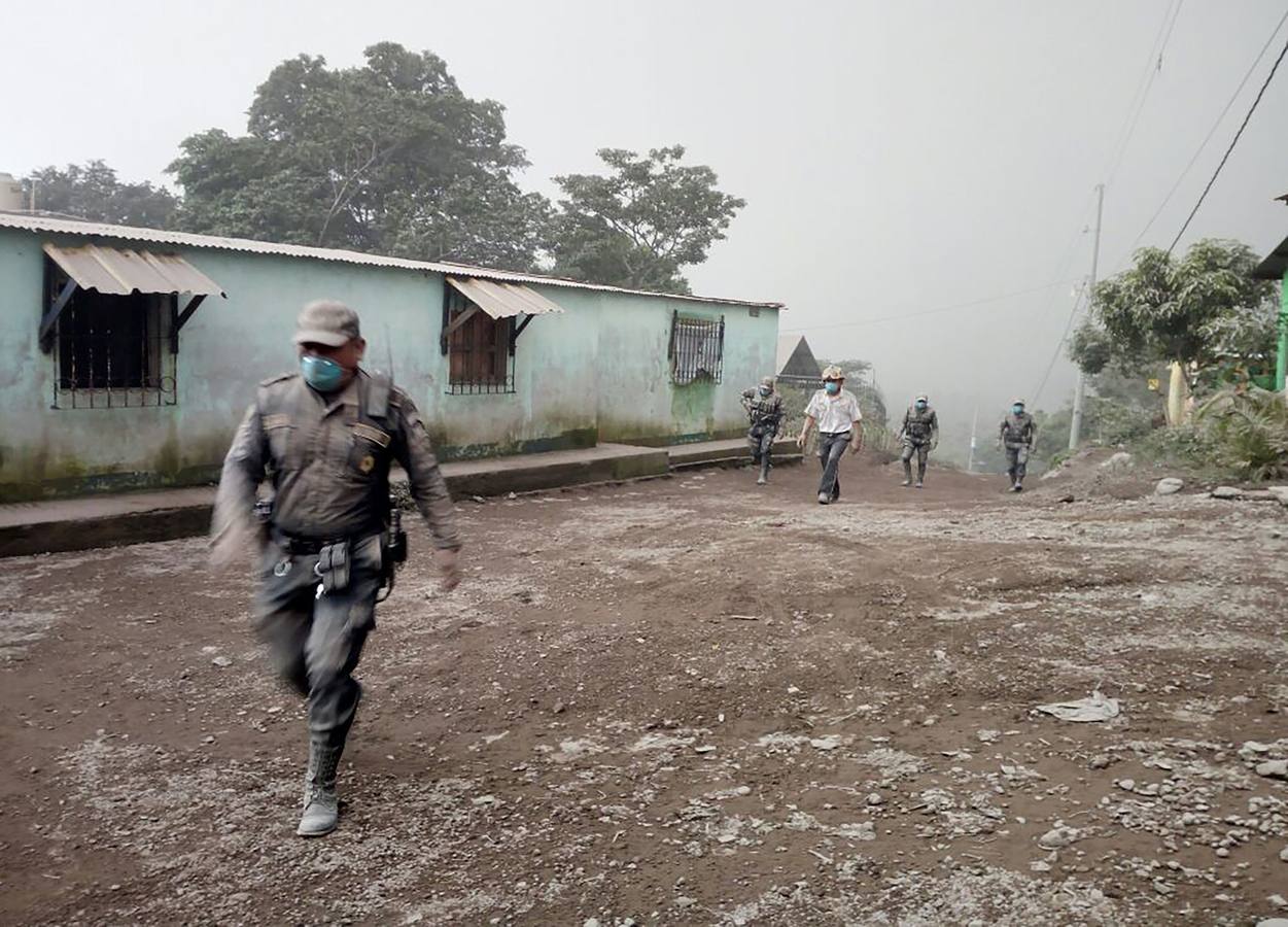 La erupción del volcán de Fuego en Guatemala ha causado al menos una treintena de muertos, aunque la cifra sigue aumentando. Las fuerzas de seguridad y salvamento se han movilizado para salvaguardar a los afectados que se cuentan por miles.