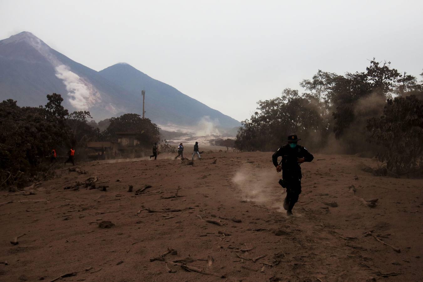 La erupción del volcán de Fuego en Guatemala ha causado al menos una treintena de muertos, aunque la cifra sigue aumentando. Las fuerzas de seguridad y salvamento se han movilizado para salvaguardar a los afectados que se cuentan por miles.