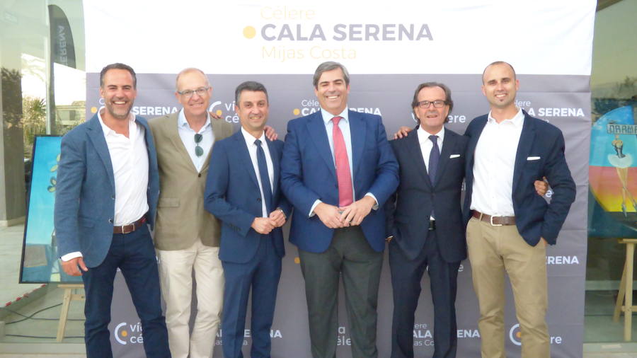 Imagen de la presentación de Célere Cala Serena el pasado miércoles 30. En la imagen aparecen de izquierda a derecha Pablo Rodríguez (socio de Azul Real Estate), Francisco Sánchez (socio de Azul Real Estate), Andrés Rojas (Coordinador Comercial Andalucía de Vía Célere), Jose Ortiz (Director Territorial Sur de Vía Célere), Domingo Vidoy (socio de Azul Real Estate) y Juan Carlos Reche (Director Comercial de Obra Nueva de Azul Real Estate). 
