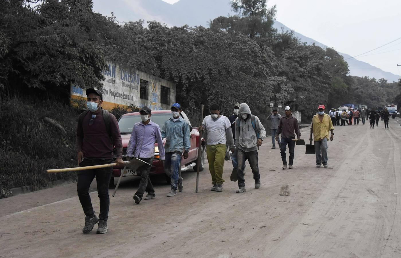 La erupción del volcán de Fuego en Guatemala ha causado al menos una treintena de muertos, aunque la cifra sigue aumentando. Las fuerzas de seguridad y salvamento se han movilizado para salvaguardar a los afectados que se cuentan por miles.