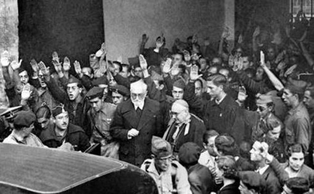 Salida de Unamuno del acto del paraninfo.