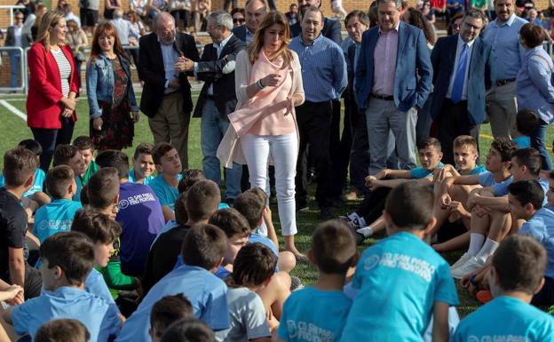 Susana Díaz, ayer tarde inaugurando un campo de césped artificial. 