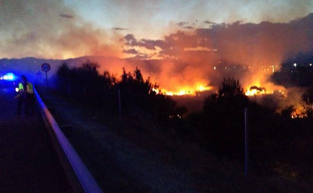 Un incendio obliga a cortar uno de los carriles de acceso a Vélez-Málaga