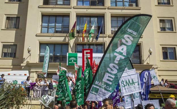 Concentración en la puerta de Carlos Haya. 