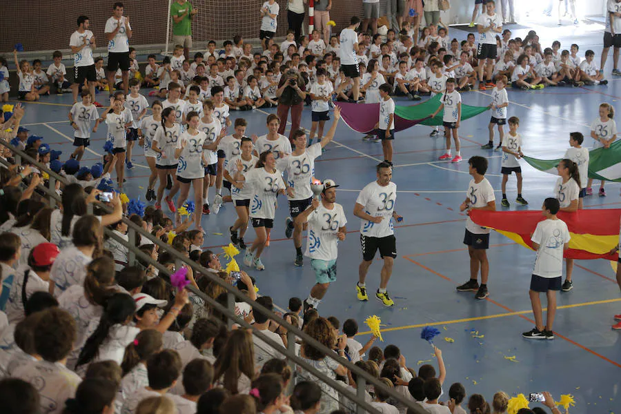 El colegio Cerrado de Calderón ha inaugurado su tradicional Deportiada, que cumple ya 36 ediciones. Álex Pastor, que fue campeón del mundo de kitesurf, exalumno del colegio Cerrado de Calderón, ha sido el encargado de 'encender' el pebetero virtual en el pabellón deportivo del centro escolar.