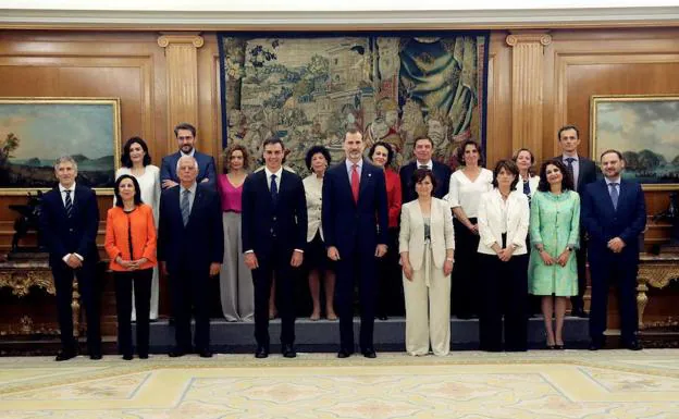 El «Consejo de Ministras y Ministros» de Pedro Sánchez toma posesión ante el Rey