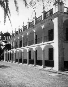 Imagen secundaria 2 - Ernest Hemingway practica el tiro al plato en la Cónsula con sus amigos Antonio Ordóñez y Dominguín. Abajo, vista de la placa que conmemora la visita de Hemingway a la Cónsula y estado del palacete de la Cónsula en 1943, extraída del Archivo Temboury de la Diputación de Málaga.