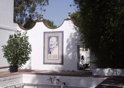 Imagen secundaria 1 - Ernest Hemingway practica el tiro al plato en la Cónsula con sus amigos Antonio Ordóñez y Dominguín. Abajo, vista de la placa que conmemora la visita de Hemingway a la Cónsula y estado del palacete de la Cónsula en 1943, extraída del Archivo Temboury de la Diputación de Málaga.