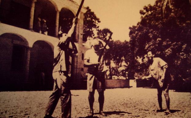 Imagen principal - Ernest Hemingway practica el tiro al plato en la Cónsula con sus amigos Antonio Ordóñez y Dominguín. Abajo, vista de la placa que conmemora la visita de Hemingway a la Cónsula y estado del palacete de la Cónsula en 1943, extraída del Archivo Temboury de la Diputación de Málaga.