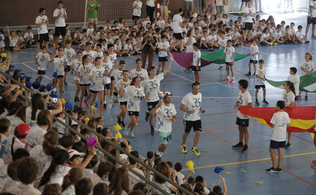 Álex Pastor a su llegada con la antorcha al pabellón del colegio Cerrado de Calderón. 