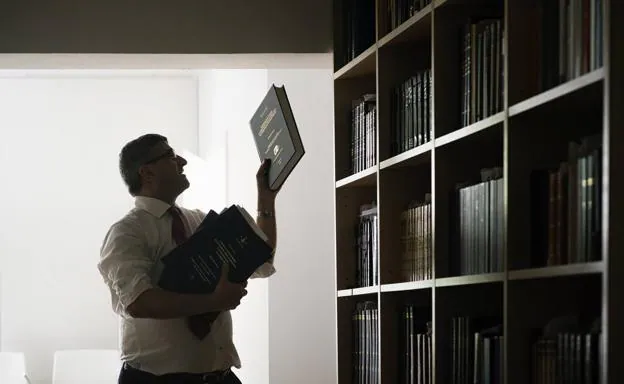 Nació en 1966 en Buenos Aires. Es licenciado en Derecho. Se instaló en Barcelona en 2002. Ha publicado 14 libros. Está casado y tiene dos hijos.