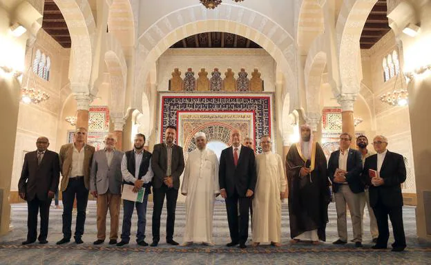 Representantes de las comunidades religiosas con el alcalde y otras autoridades municipales en el acto de convivencia en la Mezquita. 