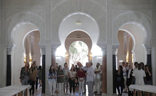 Hassan Roudani, relaciones públicas de la Mezquita, realiza una visita guiada para todos los asistentes. 