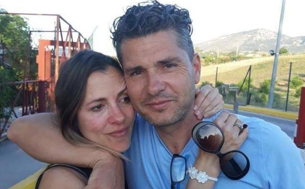 Isidro Lozano abraza a su mujer, María del Mar Martí, nada más salir de la cárcel el pasado 31 de mayo. 