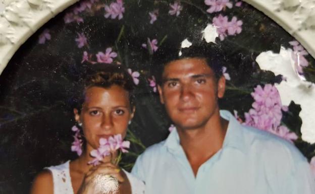 Imagen principal - La pareja, en los inicios de su relación, que comenzó hace 24 años. Isidro perdió 12 kilos en prisión. Isidro, en el centro, entre Juan Carlos (izqda) y Eduardo.