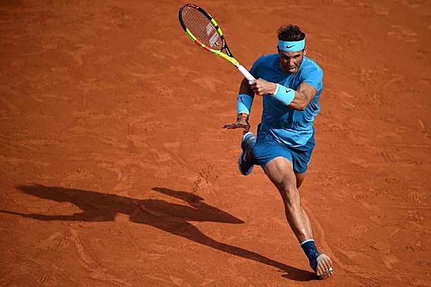 Nadal resta una bola durante el partido de semifinales ante Juan Martín del Potro. :: Eric FEFERBERG / afp
