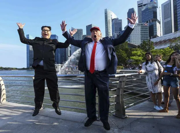 Los dobles de Trump y Kim se han reunido ya en el parque Merlion de Singapur. :: ROSLAN RAHMAN / afp