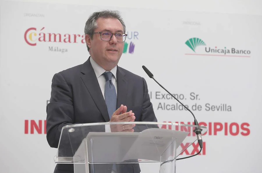 Los alcaldes de Sevilla, Juan Espada, y de Málaga, Francisco de la Torre, han destacado hoy la colaboración que mantienen entre ambos consistorios en la creación de estrategias para buscar y crear economías circulares en las que ambos territorios colaboren y generen riqueza conjunta