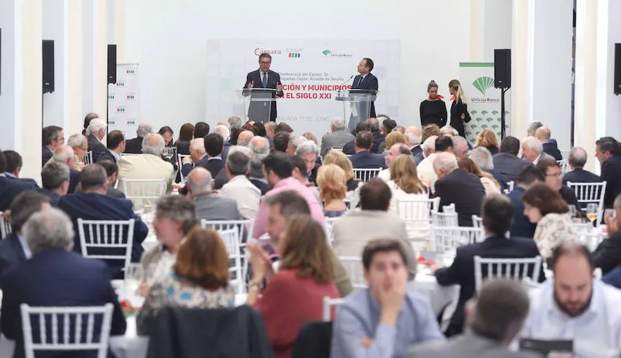 Los alcaldes de Sevilla, Juan Espada, y de Málaga, Francisco de la Torre, han destacado hoy la colaboración que mantienen entre ambos consistorios en la creación de estrategias para buscar y crear economías circulares en las que ambos territorios colaboren y generen riqueza conjunta