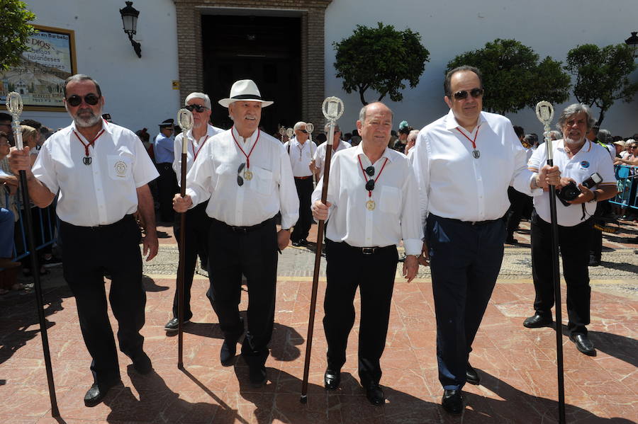 Miles de personas acompañan al patrón durante la procesión que ha discurrido en un clima festivo y bajo un sol de justicia 