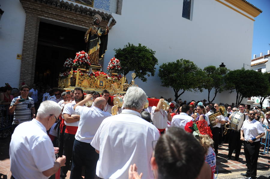 Miles de personas acompañan al patrón durante la procesión que ha discurrido en un clima festivo y bajo un sol de justicia 