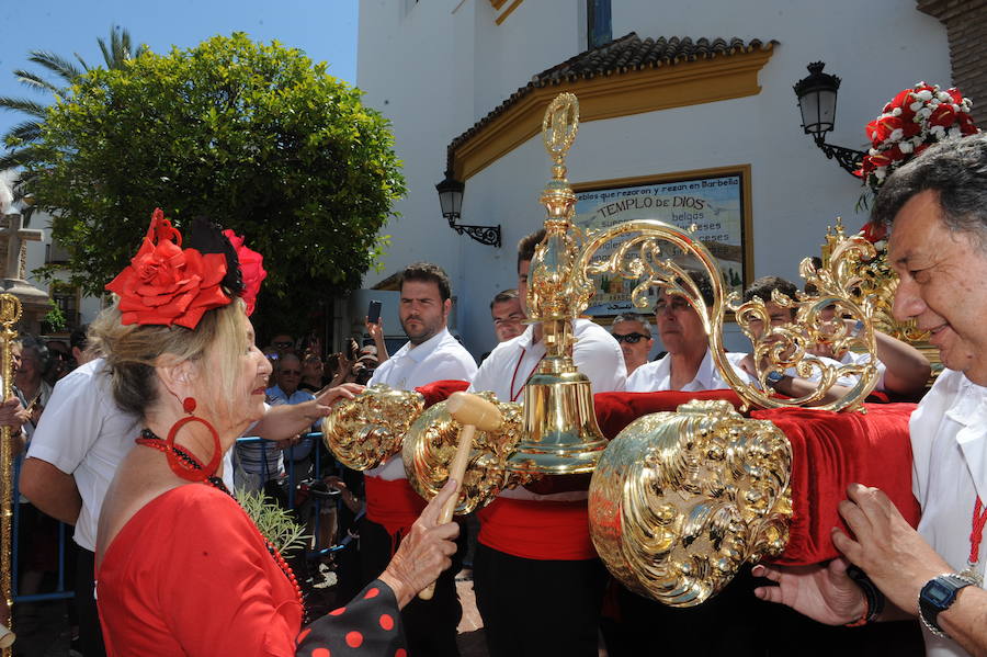 Miles de personas acompañan al patrón durante la procesión que ha discurrido en un clima festivo y bajo un sol de justicia 