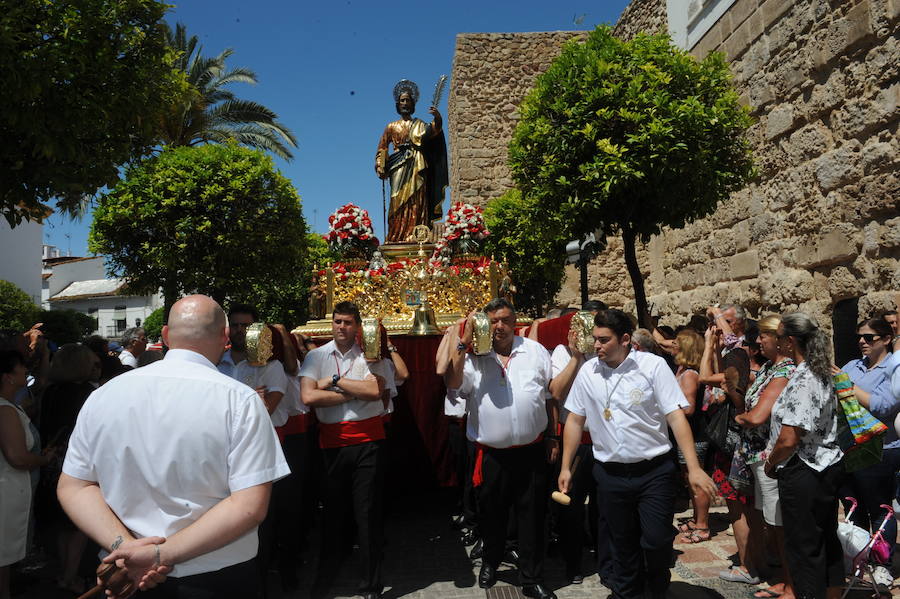 Miles de personas acompañan al patrón durante la procesión que ha discurrido en un clima festivo y bajo un sol de justicia 