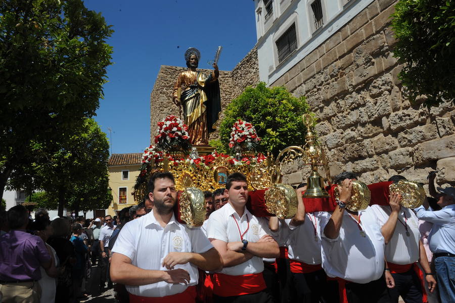 Miles de personas acompañan al patrón durante la procesión que ha discurrido en un clima festivo y bajo un sol de justicia 