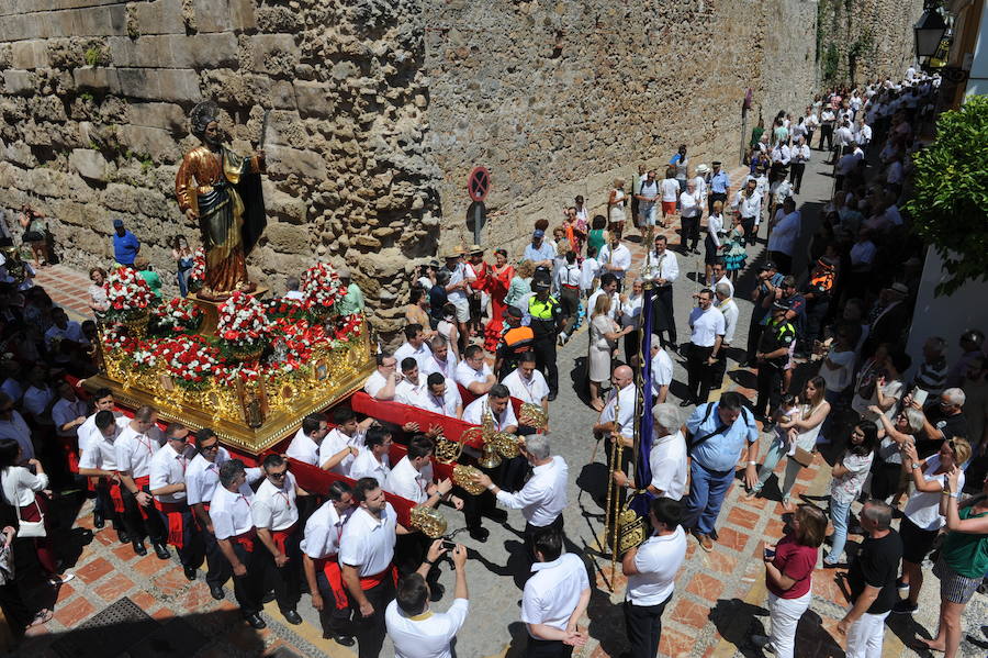 Miles de personas acompañan al patrón durante la procesión que ha discurrido en un clima festivo y bajo un sol de justicia 