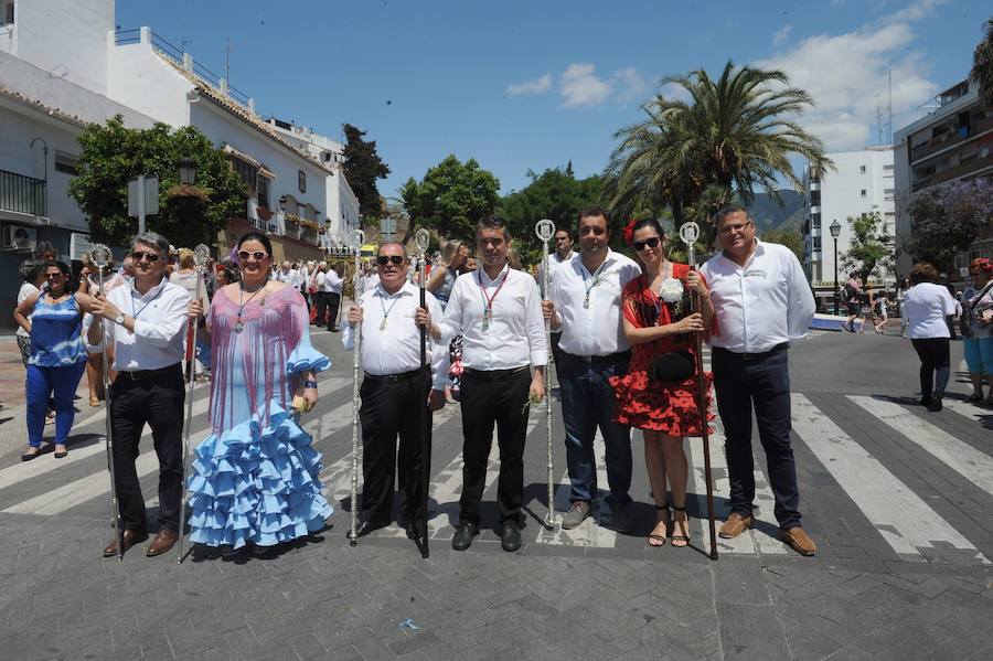 Miles de personas acompañan al patrón durante la procesión que ha discurrido en un clima festivo y bajo un sol de justicia 