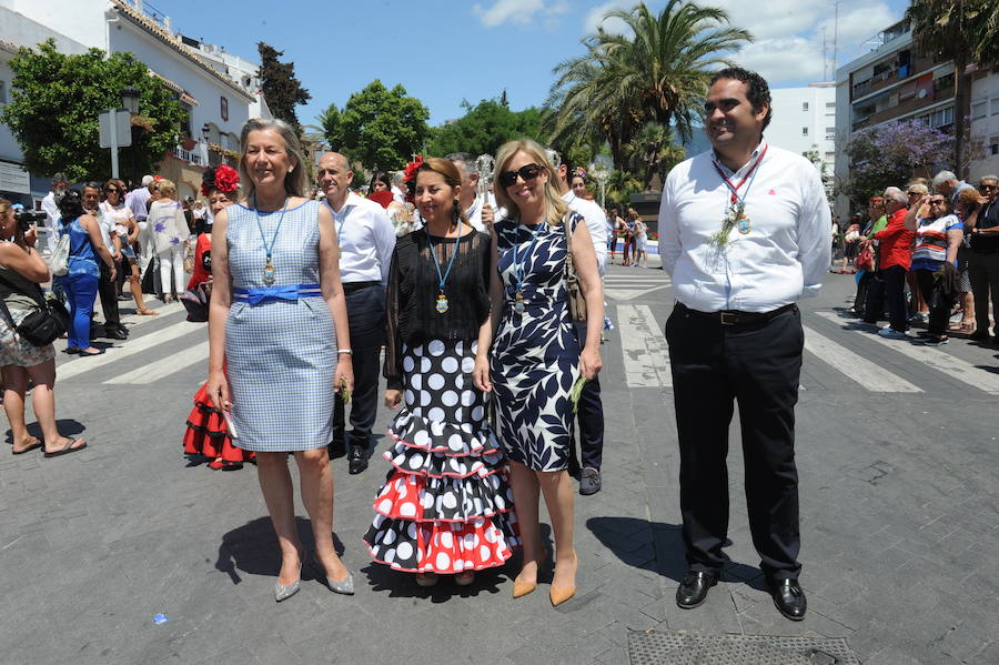 Miles de personas acompañan al patrón durante la procesión que ha discurrido en un clima festivo y bajo un sol de justicia 