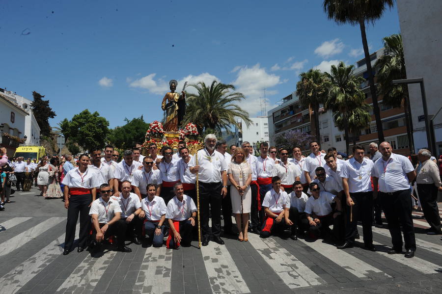 Miles de personas acompañan al patrón durante la procesión que ha discurrido en un clima festivo y bajo un sol de justicia 