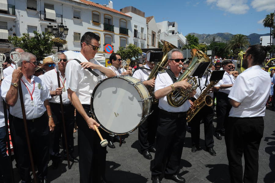 Miles de personas acompañan al patrón durante la procesión que ha discurrido en un clima festivo y bajo un sol de justicia 