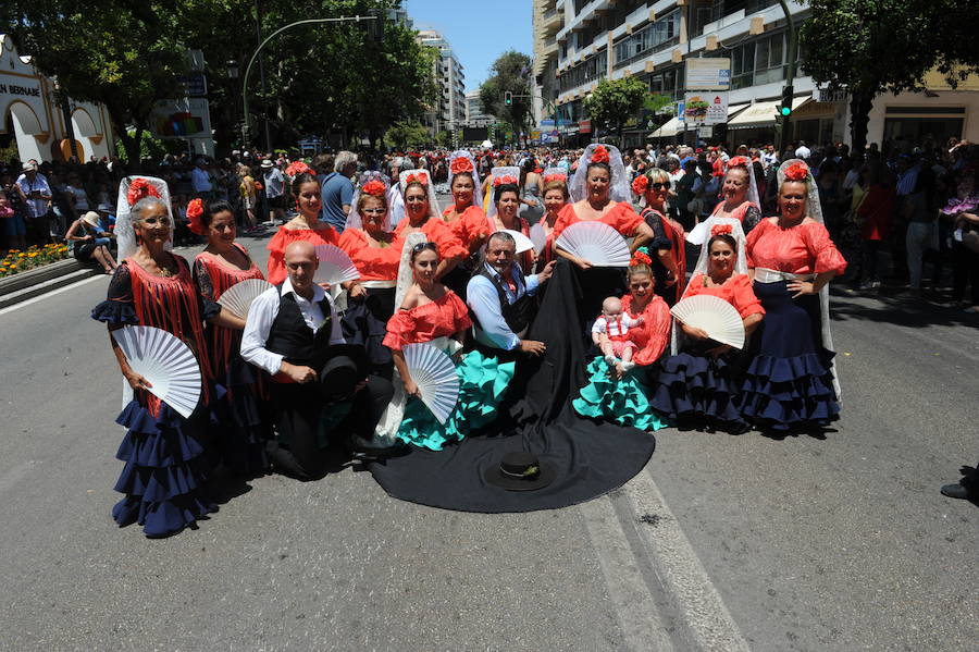 Miles de personas acompañan al patrón durante la procesión que ha discurrido en un clima festivo y bajo un sol de justicia 