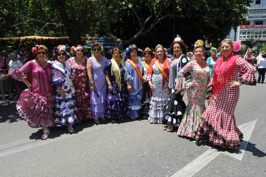 Miles de personas acompañan al patrón durante la procesión que ha discurrido en un clima festivo y bajo un sol de justicia 