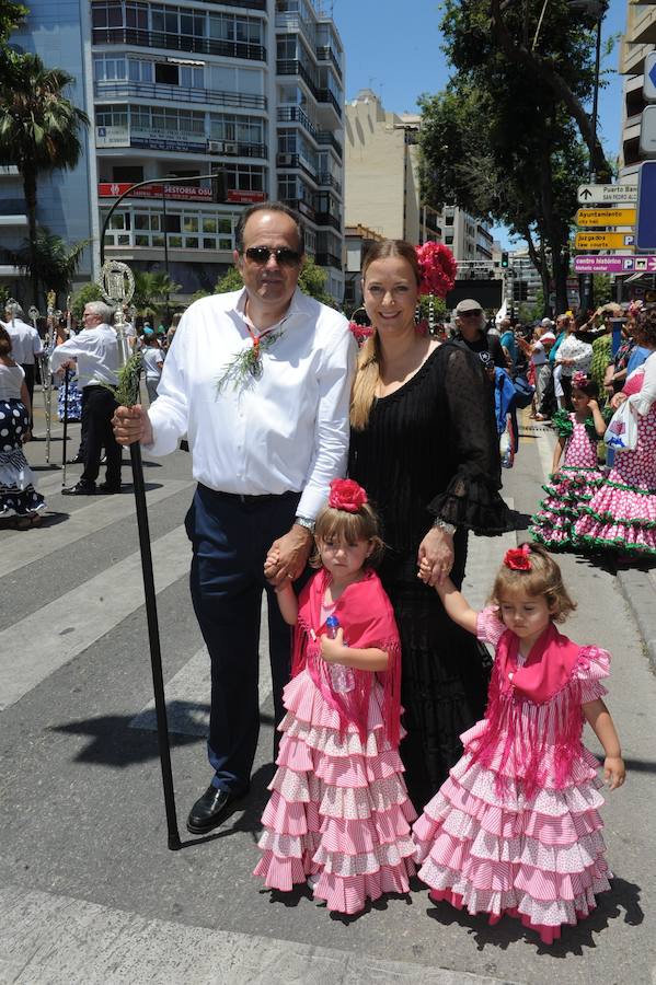 Miles de personas acompañan al patrón durante la procesión que ha discurrido en un clima festivo y bajo un sol de justicia 