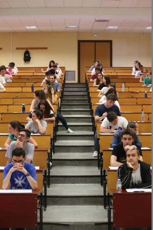 Casi 7.400 estudiantes realizan entre hoy y el jueves las pruebas de acceso y admisión a la universidad 