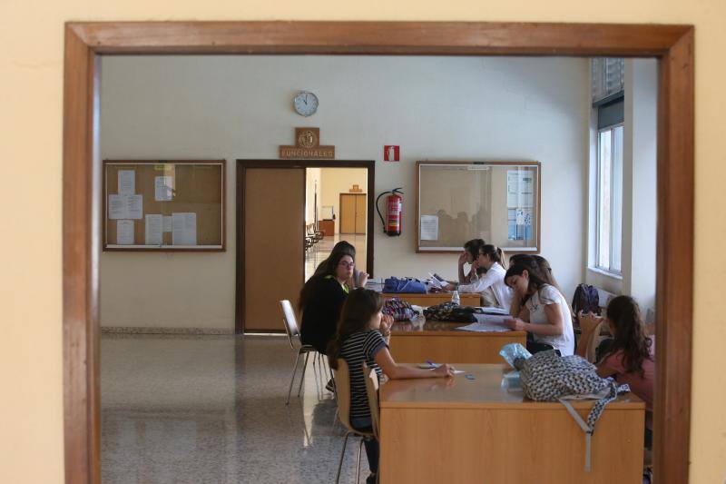 Casi 7.400 estudiantes realizan entre hoy y el jueves las pruebas de acceso y admisión a la universidad 