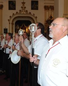 Imagen secundaria 2 - Alumnas de la academia de baile de Paquita Jesús. Siempre Así dio un concierto multitudinario en Ricardo Soriano. Los romeros entonando el himno en la iglesia.