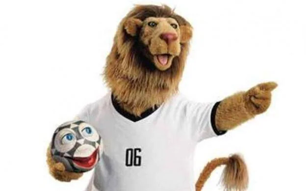 Alemania 2006 - Goleo VI. El Mundial de Alemania de 2006 tuvo como mascota a un león llamado Goleo VI, que contaba además con una pelota propia, a la que llamaron Pille. Las mascota llevaba puesta la camiseta Die Mannschaft y estaba acompañado de una graciosa pelota llamada Pille. Según la FIFA, el nombre de la mascota se debe al grito de un padre que alentaba a su hijo futbolista en inglés y al grito de «Go, Leo, go!», o sea, «¡Vamos, Leo, vamos!». Lo del VI viene a cuento a que era el sexto candidato a desempeñar el papel de mascota del Mundial.