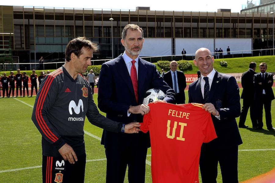 A dos días del debut de la selección española en el Mundial de Rusia contra Portugal, Luis Rubiales ha anunciado la destitución del seleccionador Julen Lopetegui. En sus dos años al frente del combinado nacional, el nuevo técnico del Real Madrid ha logrado la clasificación para el Mundial de forma brillante y sin conocer la derrota.