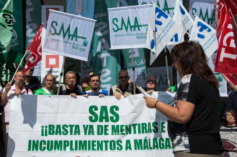 Sindicatos y profesionales acuden a la protesta, celebrada en el recinto del Hospital Clínico