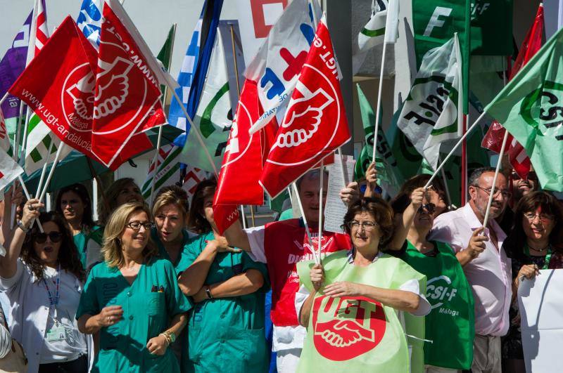 Sindicatos y profesionales acuden a la protesta, celebrada en el recinto del Hospital Clínico