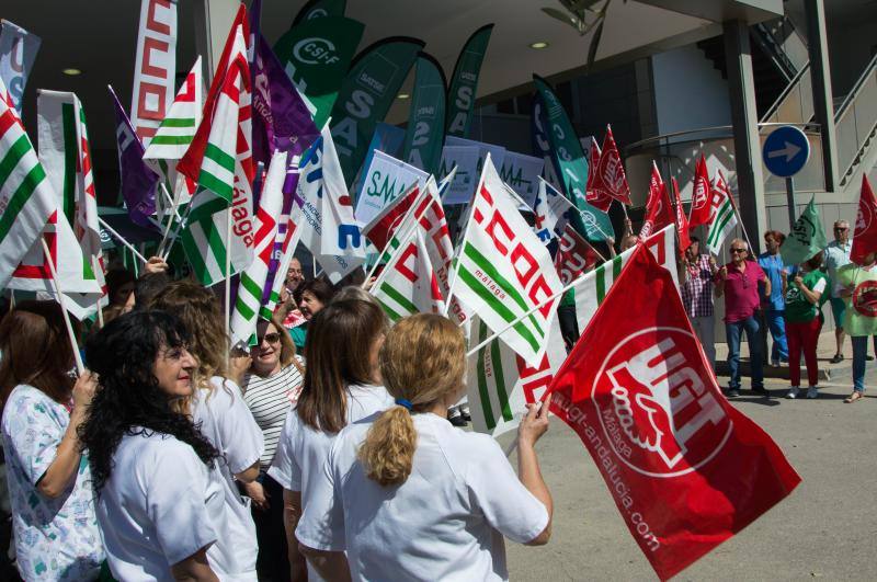 Sindicatos y profesionales acuden a la protesta, celebrada en el recinto del Hospital Clínico