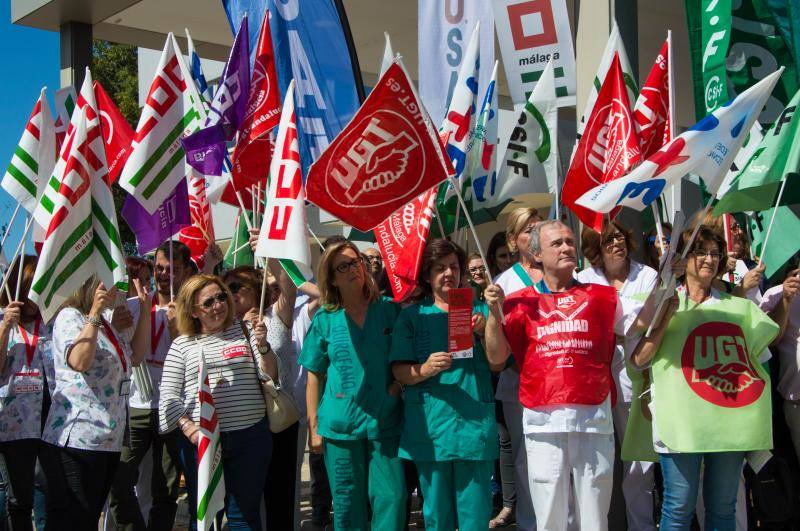 Sindicatos y profesionales acuden a la protesta, celebrada en el recinto del Hospital Clínico