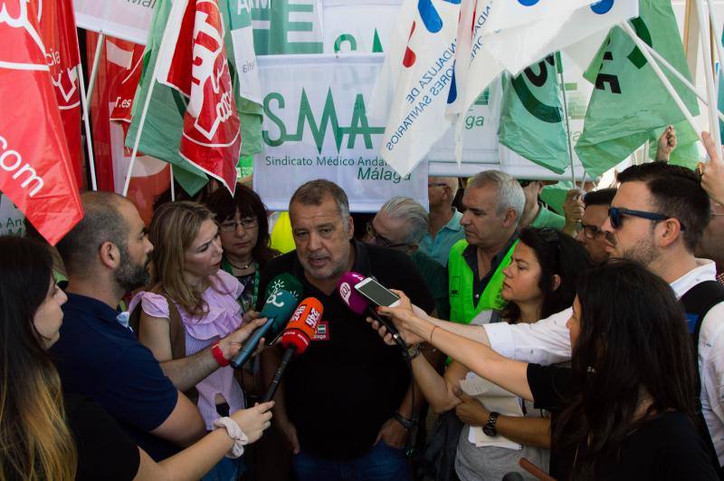 Sindicatos y profesionales acuden a la protesta, celebrada en el recinto del Hospital Clínico