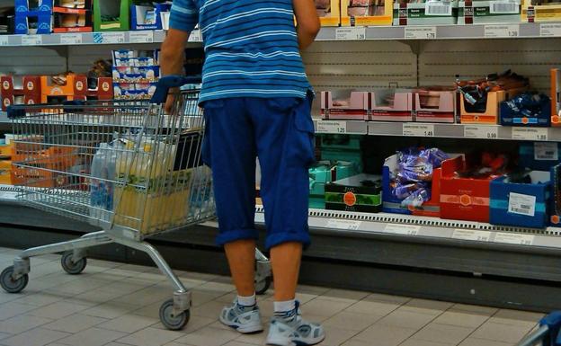 Un empleado encontró el dinero en un carro de la compra.